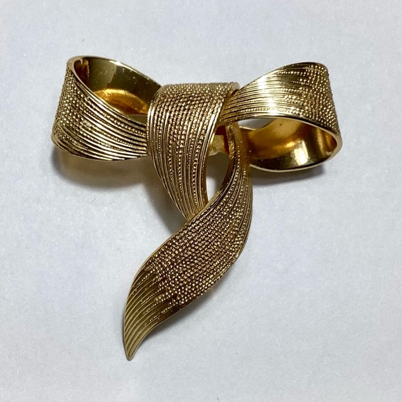 Christian Dior Germany Bow Ribbon Costume Brooch Pin Goldtone Rare Vintage 1960s - Picture 1 of 12